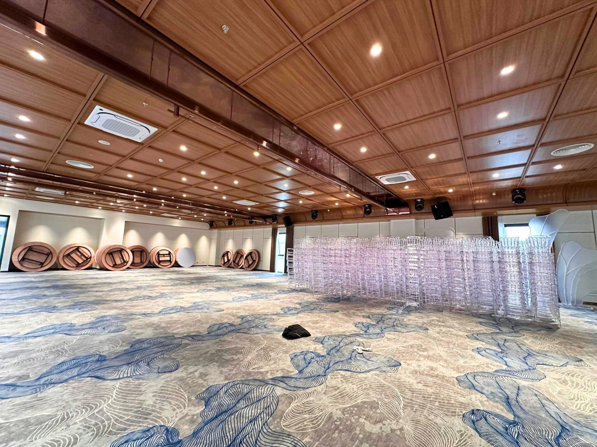 Container Hàng Về – Phahoko Xuất Phát Thi Công Bàn Ghế Tiệc Sự Kiện Tại Pandora