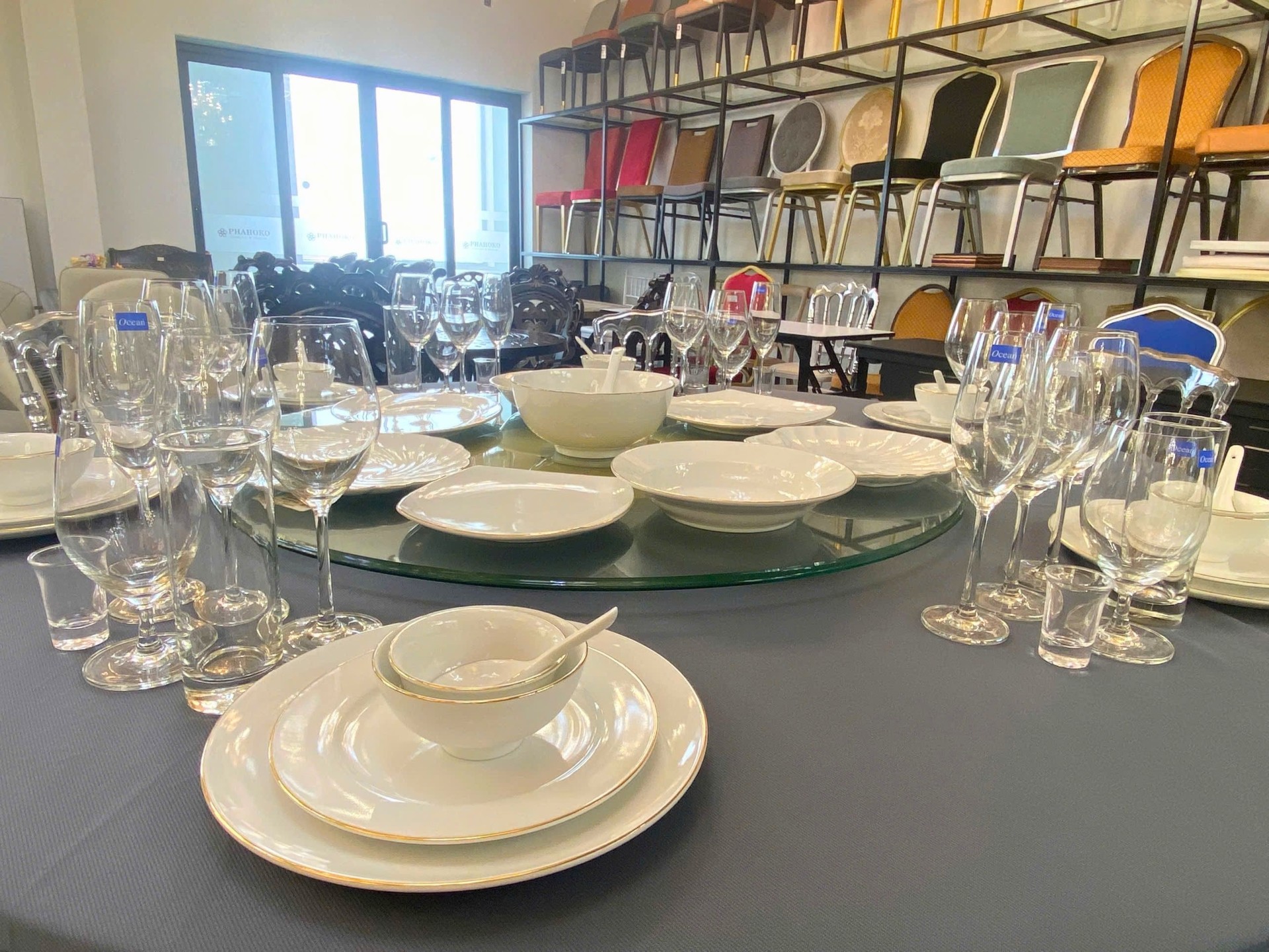 Đồ sứ và ly tách pha lê mẫu