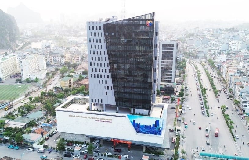 GIAO HÀNG ĐƠN KÍNH MÂM XOAY CHO TRỤ SỞ BÁO VÀ PT, TH QUẢNG NINH