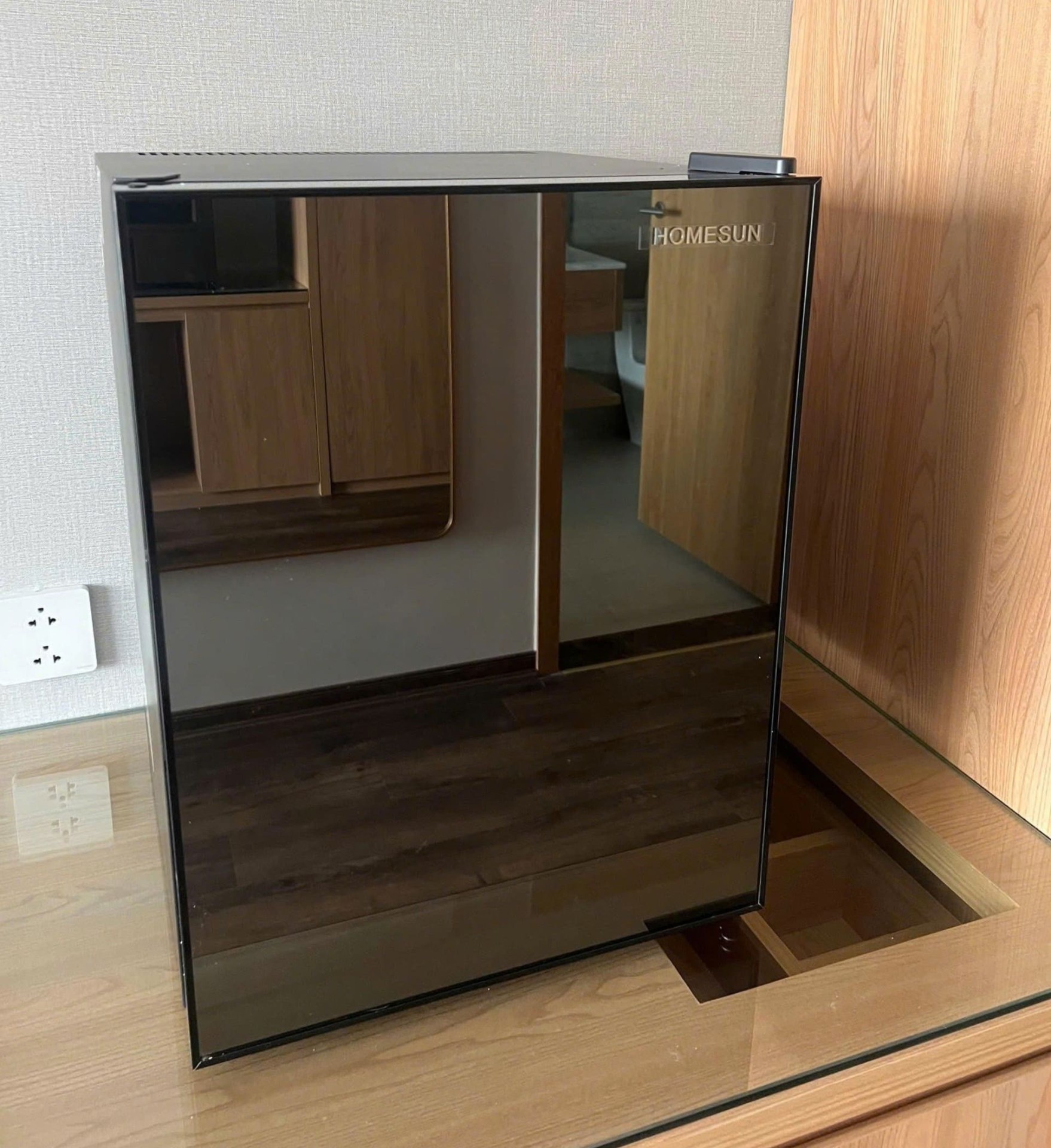 TỦ MÁT MINI CÁNH GƯƠNG PHAHOKO: ĐẲNG CẤP "PHẢN CHIẾU" SỰ TINH TẾ