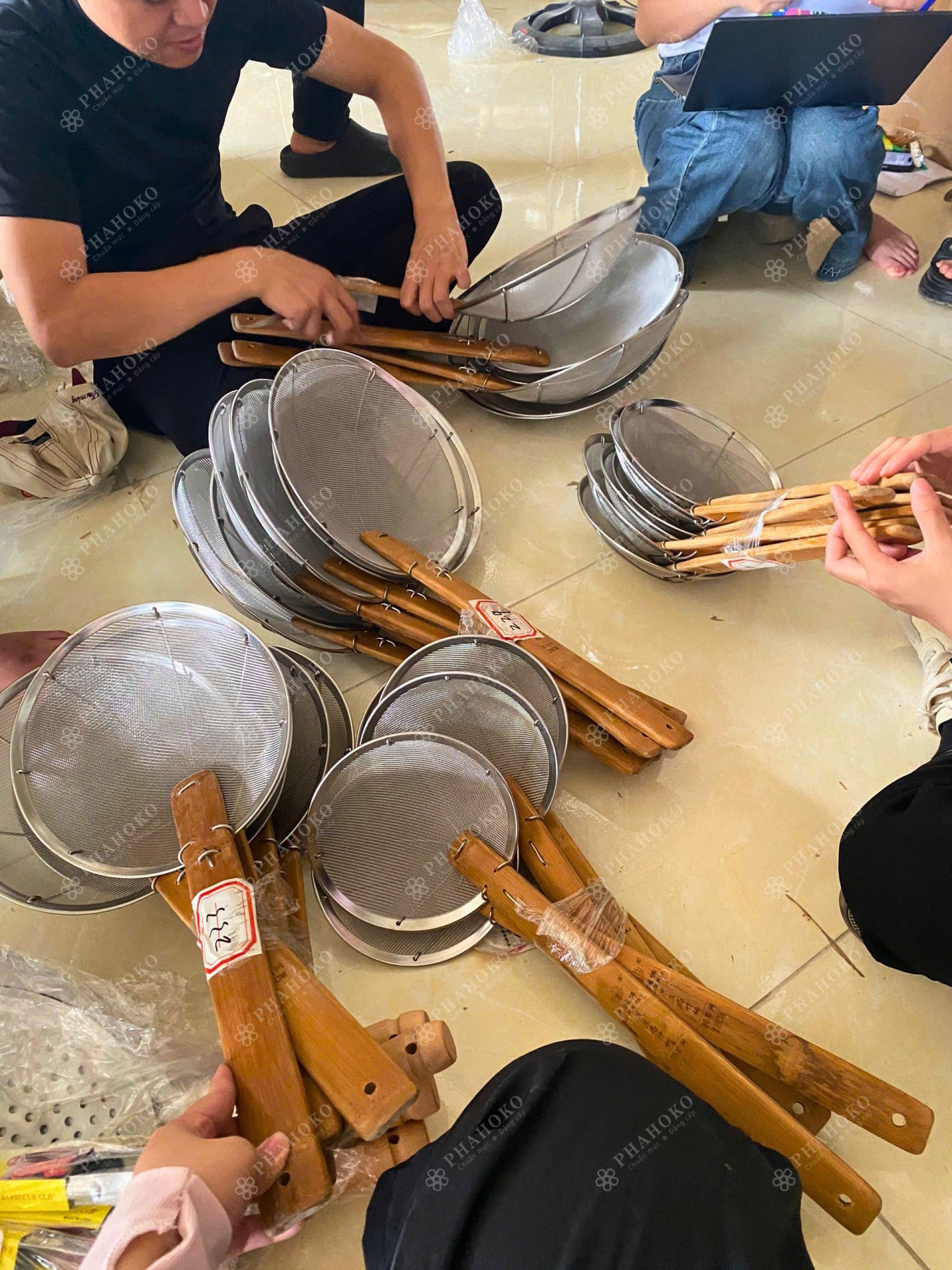 Chao lì inox cán gỗ