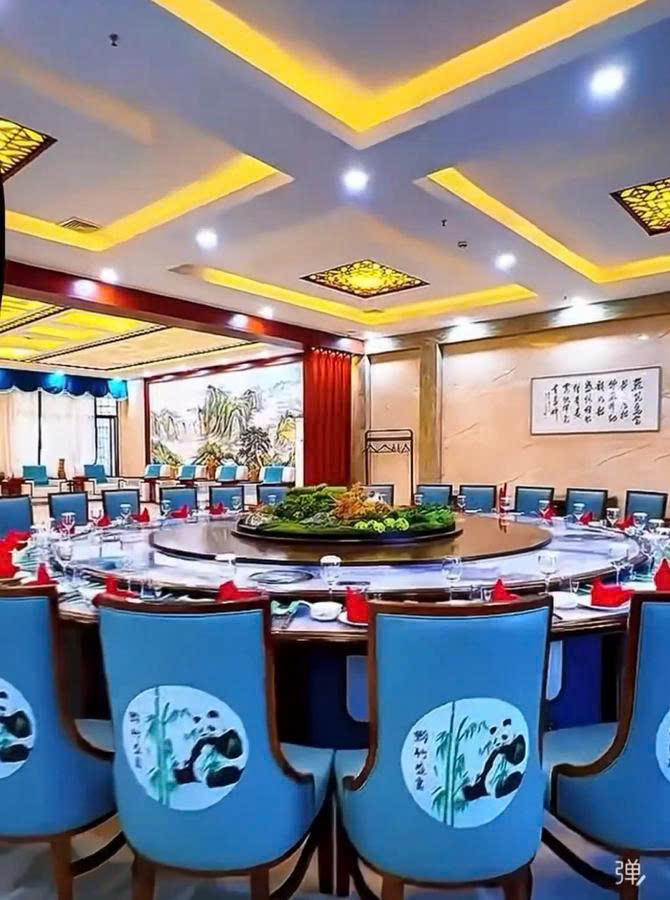 Bàn Tròn Mâm Xoay Điện: Nâng Tầm Không Gian VIP
